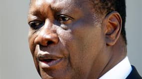Alassane Ouattara, le président ivoirien, a dissous son gouvernement mercredi. /Photo prise le 26 juillet 2012/REUTERS/Charles Platiau