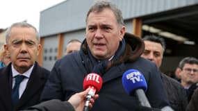 Le ministre des Transports, Philippe Tabarot, s'adresse à la presse après l'accident d'un car scolaire à Jallans, près de Châteaudun, dans le centre de la France, le 30 janvier 2025.