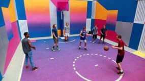 Des jeunes sur un terrain de basket près de Pigalle, à Paris le 29 juin 2017