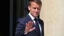 Le président français Emmanuel Macron fait un geste de la main au palais de l'Elysée, à Paris, le 1er juillet 2025