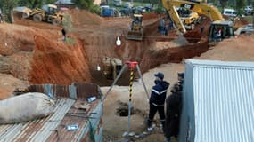 Des équipes de secours tentent d'extraire un enfant de cinq ans tombé dans un puits profond, le 3 février 2022 dans un village proche de la localité de Bab Berred, dans le nord du Maroc