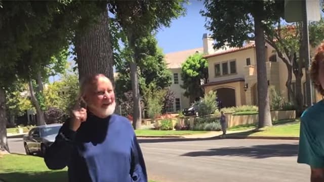 Deux fans venus jouer le thème de Star Wars devant chez John Williams ont eu la surprise de voir sortir le musicien.