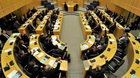 Les députés chypriotes ont rejeté mardi soir à une très large majorité le projet de loi sur la taxation des comptes bancaires, remettant en question le déblocage d'une aide financière européenne de 10 milliards d'euros. Les dirigeants chypriotes ont tenu