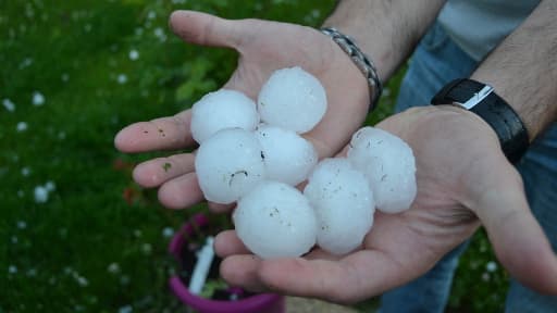 De gros grêlons sont tombés de l'ouest de la France à la région parisienne.