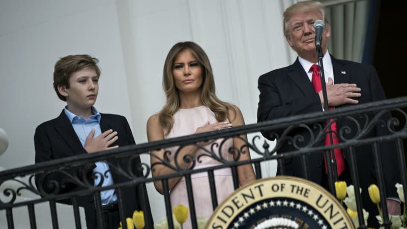 Donald et Melania Trump, accompagnés de leur fils Barron, à la Maison Blanche le 17 avril 2017