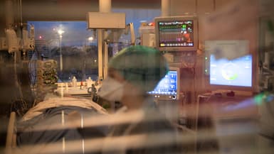 Le personnel médical prodigue des soins médicaux à un patient, le 4 novembre 2020, au CHU de Brest (Finistère).