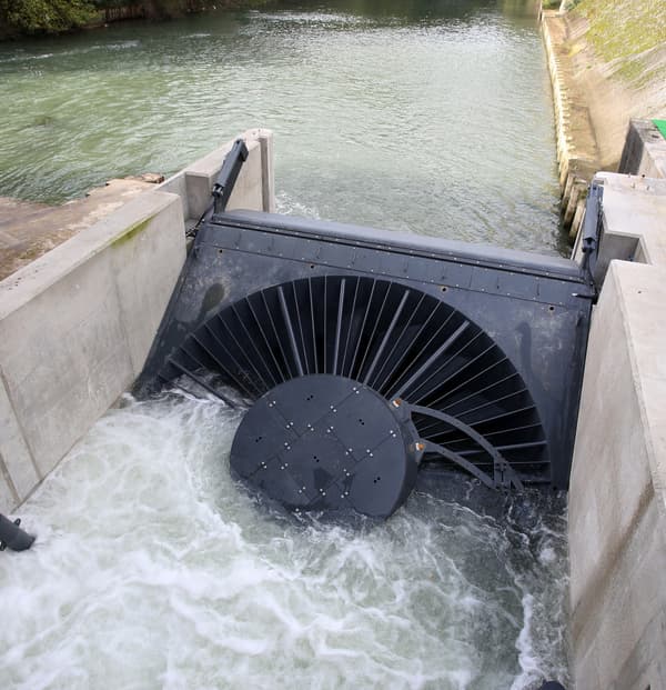 Une turbine hydroélectrique d’une puissance de 466 kilowatts (kW), tourne, entraînée par une chute d’eau de 3 mètres.