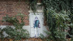 Un portrait de Gisèle Pelicot à Lille (Nord) par l'artiste "LaDame Quicolle", dans le cadre de sa série de portraits "Les gardiennes de rue" dénonçant les violences contre les femmes.