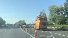 Quatre motards de la douane auraient été percutés par un camion et l'un d'entre eux est mort sur l'A25 ce mardi 30 juillet.