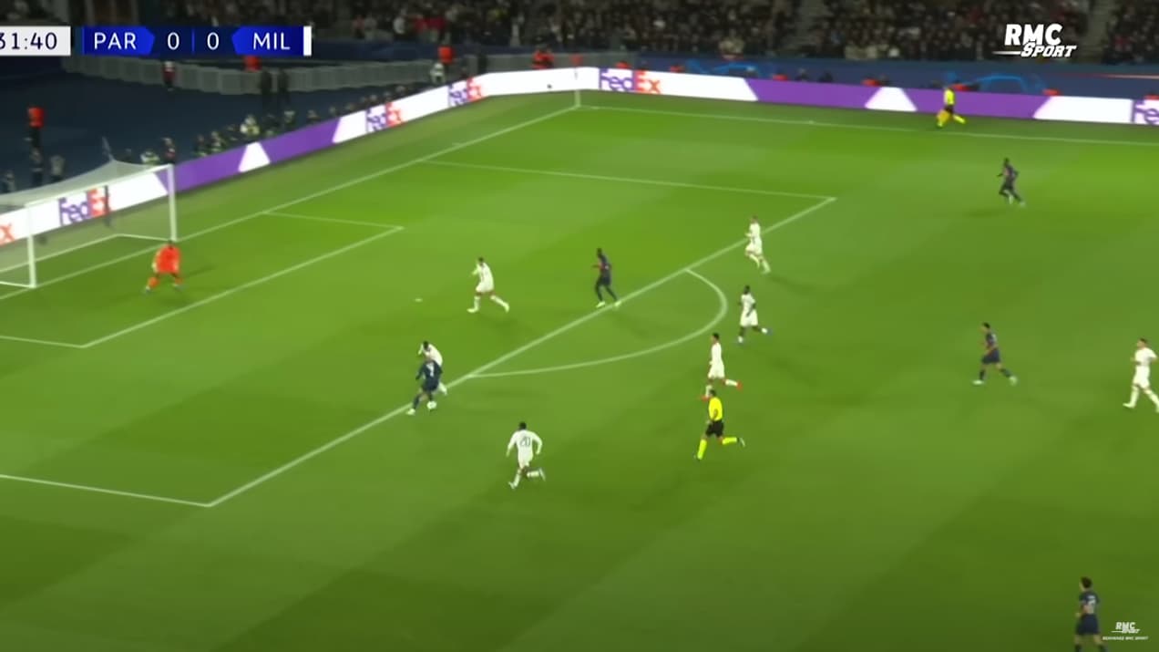Après un passement de jambes, Kylian Mbappé amorce son crochet intérieur