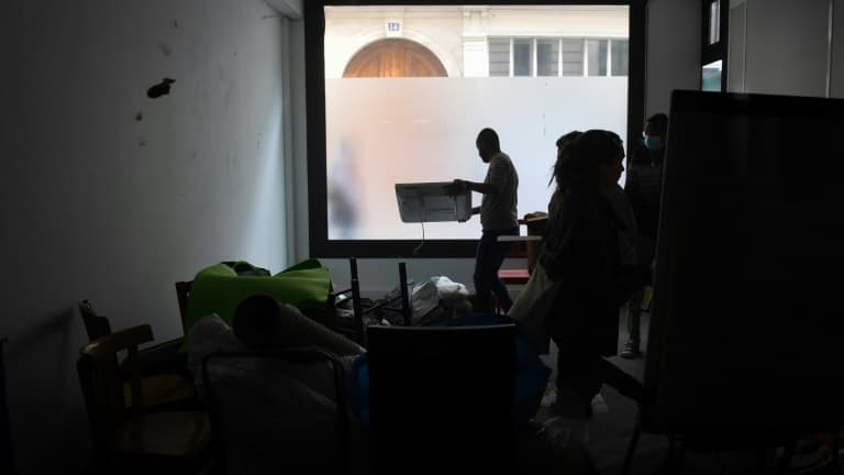 Des migrants et des militants du collectif La Chapelle debout, investissent des locaux inoccupés dans le IXe arrondissement de Paris, le 18 avril 2022