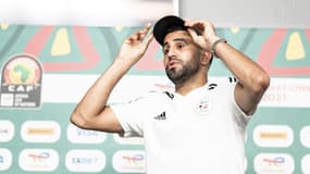 Riyad Mahrez pendant une conférence de presse de l'Algérie lors de la CAN 2022