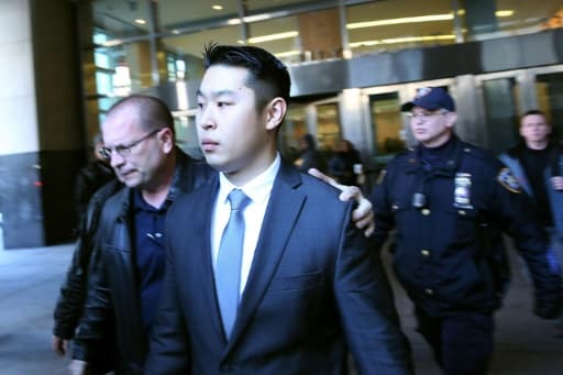 L'officier de police Peter Liang sort du tribunal le 11 février 2015 à New-York L'officier de police Peter Liang sort du tribunal le 11 février 2015 à New-York