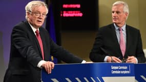 David Davis (à gauche) et Michel Barnier (à droite)