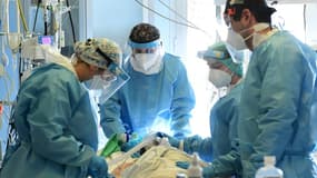 Des soignants s'occupent d'un patient atteint du Covid-19 dans l'unité de soins intensifs de l'hôpital de Crémone, le 11 janvier 2022 en Italie