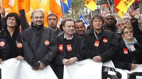 Le secrétaire général de la CGT Bernard Thibault (2e en partant de la droite) et François Chérèque, secrétaire général de la CFDT (2e en partant de la gauche) lors d'une manifestation à Paris le 28 octobre dernier. Les divergences stratégiques s'amplifien