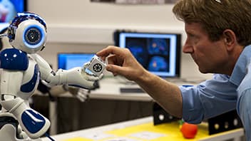 Avec le système conçu par les chercheurs de l'Inserm et du Cnrs, un scientifique enseigne au robot Nao de nouvelles actions par démonstration physique, gestes qu'il sera ensuite capable de reproduire.