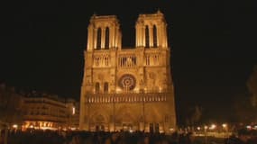 Les cloches de Notre-Dame de Paris ont sonné le glas en hommage aux victimes des attentats du 13 novembre.