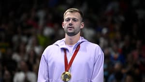 Le champion biélorusse du 50m nage libre S13, Ihor Boki, isolé par les deux médaillés ukrainiens au moment de la traditionnelle photo sur le podium