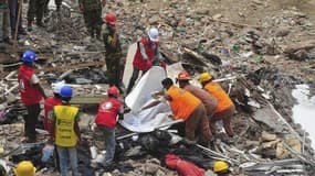 Les secours à la recherche de victimes dans l'immeuble effondré à Dacca. Le bilan toujours provisoire a été porté à plus de 500 morts et un ingénieur impliqué dans la construction de l'édifice qui s'est effondré au Bangladesh la semaine dernière a été int