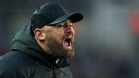 Wayne Rooney donne de la voix pendant un match de Birmingham en Championship, novembre 2023