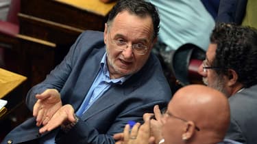 Panagiotis Lafazanis discute avec d'autres élus lors d'une séance au Parlement