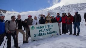 Ascension d'ambassadeurs de pays européens et d'associatifs au pied du glacier du volcan Antisana, à 50 km de Quito en Equateur, pour appeler à lutter contre le réchauffment climatique, le 29 juin 2017