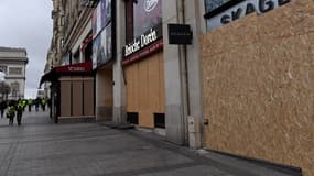 Dans les grandes artères des villes, nombre de magasins ont gardé portes closes samedi, et barricadé leur vitrine. 