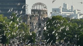 Envol de colombes le 6 août 2015 au mémorial de la paix à Hiroshima