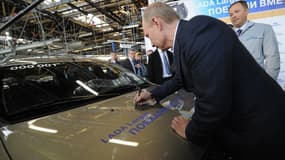 Vladimir Poutine dans une usine d'Avtovaz.