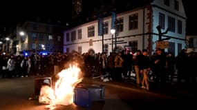 Des poubelles en feu en marge d'une manifestation contre la réforme des retraites lundi 20 mars à Strasbourg