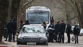 Les diplomates russes expulsés quittent l'ambassade de Londres à bord d'un minibus gris. 