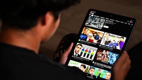 Un jeune garçon de 12 ans, le 8 décembre 2025, consulte les réseaux sociaux sur sa tablette