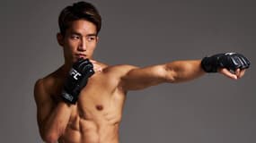 Kai Asakura pose avec les équipements UFC avant sa première dans l'organisation à l'UFC 310