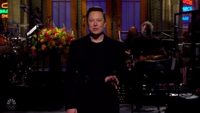 Elon Musk dans SNL le 8 mai 2021.