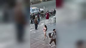 Une femme dévêtue en signe de protestation contre le harcèlement de miliciens des Gardiens de la révolution à l'université Azad de Téhéran, en Iran, le 2 novembre 2024