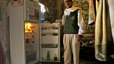 Un Libanais pose pour l'AFP près de son frigidaire vide, à Sidon, dans le sud du Liban, le 18 juin 2020