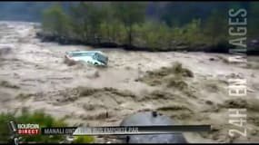En Inde, un bus a été emporté par les inondations