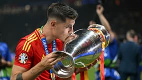 Alvaro Morata embrasse le trophée de l'Euro après la victoire de l'Espagne contre l'Angleterre, le 14 juillet 2024.