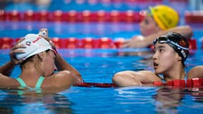 La Française Lilou Ressencourt avec la Chinoise Yu Zidi après les séries du 200m papillon aux Mondiaux de natation, le 30 juillet 2025