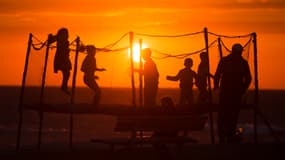 Des enfants jouent sur un trampoline à Gaza, le 1er avril 2017.