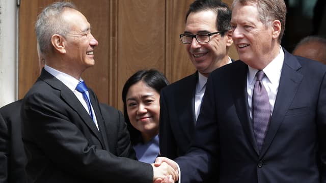 Le vice-Premier ministre chinois Liu He salue Steven Mnuchin, secrétaire au Trésor américain et Robert Lighthizer, le représentant au Commerce, après leurs réunion de ce vendredi.