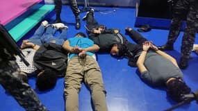 Des suspects arrêtés le 9 janvier 2024 par des policiers à l'intérieur du studio de la chaîne de télévision publique TC après la prise en otage de plusieurs journalistes et membres du personnel, dans la ville portuaire de Guayaquil.