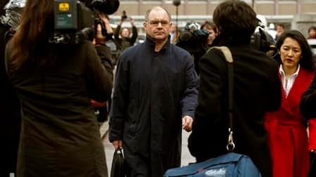 Rudolf Elmer (au centre), ancien banquier suisse, a été reconnu coupable par un tribunal de Zurich d'avoir violé le secret bancaire en rendant publiques des données bancaires de clients privés. Il est le premier à avoir utilisé le site internet WikiLeaks