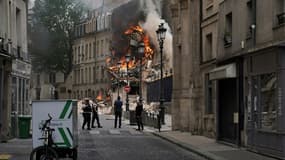 De la fumée s'échappe des décombres d'un immeuble dans le 5e arrondissement de Paris, après une explosion, le 21 juin 2023