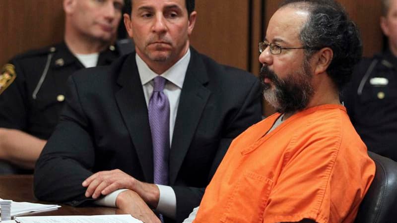 Ariel Castro, l'homme accusé d'avoir enlevé et séquestré pendant une dizaine d'années trois jeunes femmes dans sa maison d'un quartier populaire de Cleveland, a annoncé qu'il plaidait coupable et acceptait une peine d'emprisonnement à perpétuité. Prenant