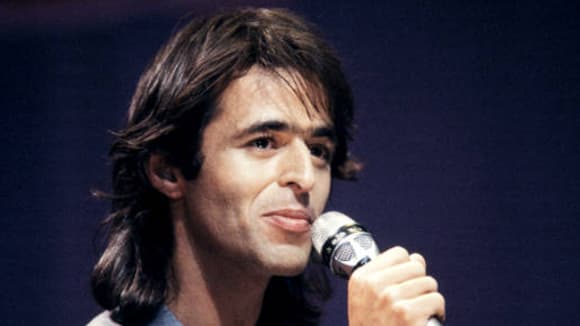 ean-Jacques Goldman qui fuit les interviews, marche seul en tête du classement du JDD des personnalités préférées.