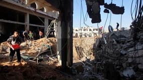 Maisons détruites par l'aviation israélienne dans la ville de Gaza. Selon le Hamas, Israël et les Palestiniens de la bande de Gaza ont accepté mardi soir le principe d'un cessez-le-feu négocié par l'Egypte qui entrera en vigueur à minuit heure locale (22h