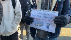 Des professeurs et des lycéens se sont rassemblés lundi devant un lycée d'Amiens où faute de chauffage, la température ne dépasse pas les 8 degrés dans les salles de classe. 