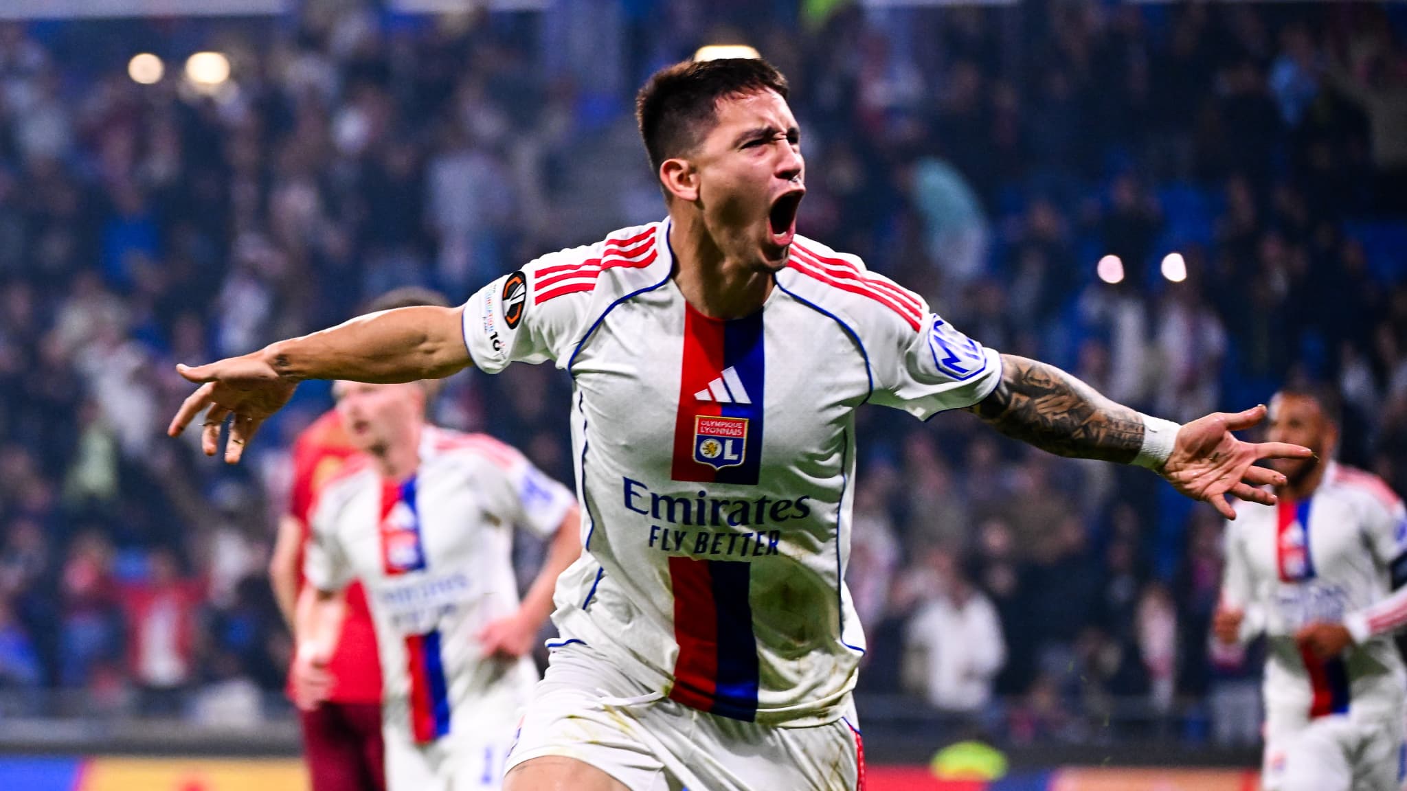 Martin Satriano célèbre son premier but avec Lyon en Coupe d'Europe, le 2 octobre 2025. 